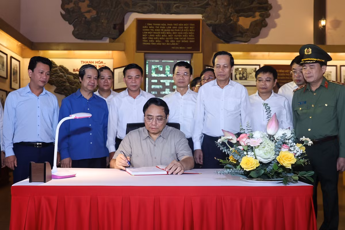 Thu tuong dang huong tai Khu Van hoa tuong niem Bac Ho o Thanh Hoa-Hinh-2