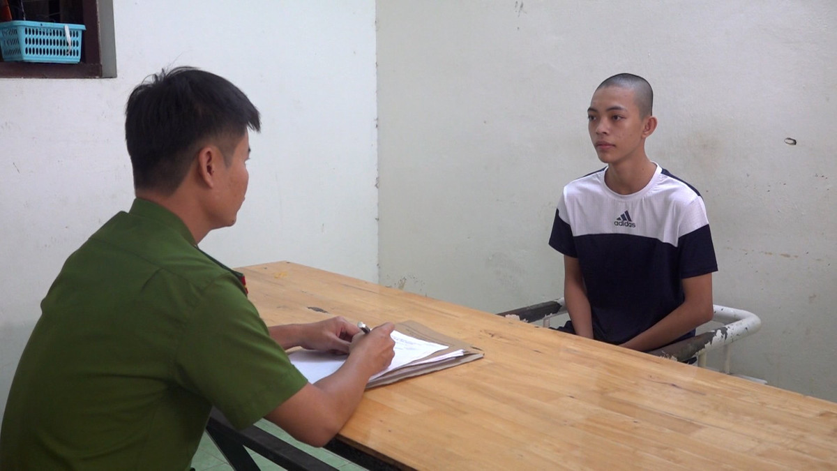 Quảng Nam: Bán ma túy cho “dân chơi”, nhân viên quán karaoke bị bắt Quang Nam: Ban ma tuy cho “dan choi”, nhan vien quan karaoke bi bat