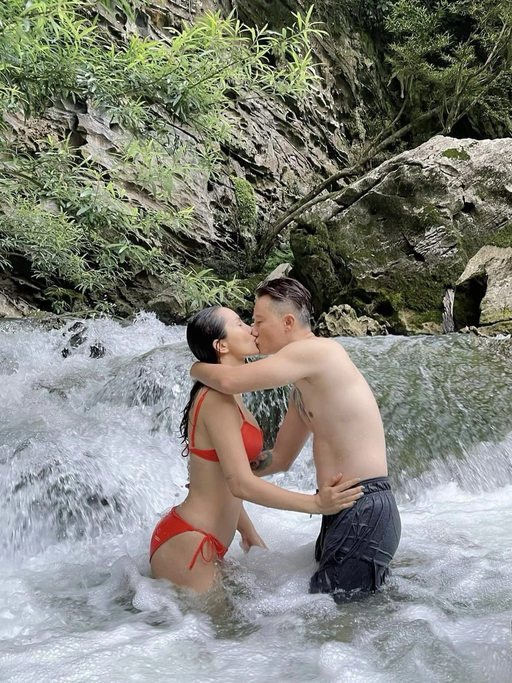 Hoàng Bách cũng thừa nhận vợ chồng anh không tránh khỏi những cãi vã trong cuộc sống hôn nhân. Thế nhưng, nhờ sự cảm thông, nhường nhịn và có những nguyên tắc riêng, nên anh và vợ không bao giờ cãi nhau quá một ngày.