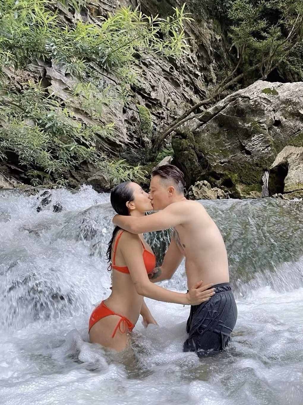 Hoàng Bách cũng thừa nhận vợ chồng anh không tránh khỏi những cãi vã trong cuộc sống hôn nhân. Thế nhưng, nhờ sự cảm thông, nhường nhịn và có những nguyên tắc riêng, nên anh và vợ không bao giờ cãi nhau quá một ngày.