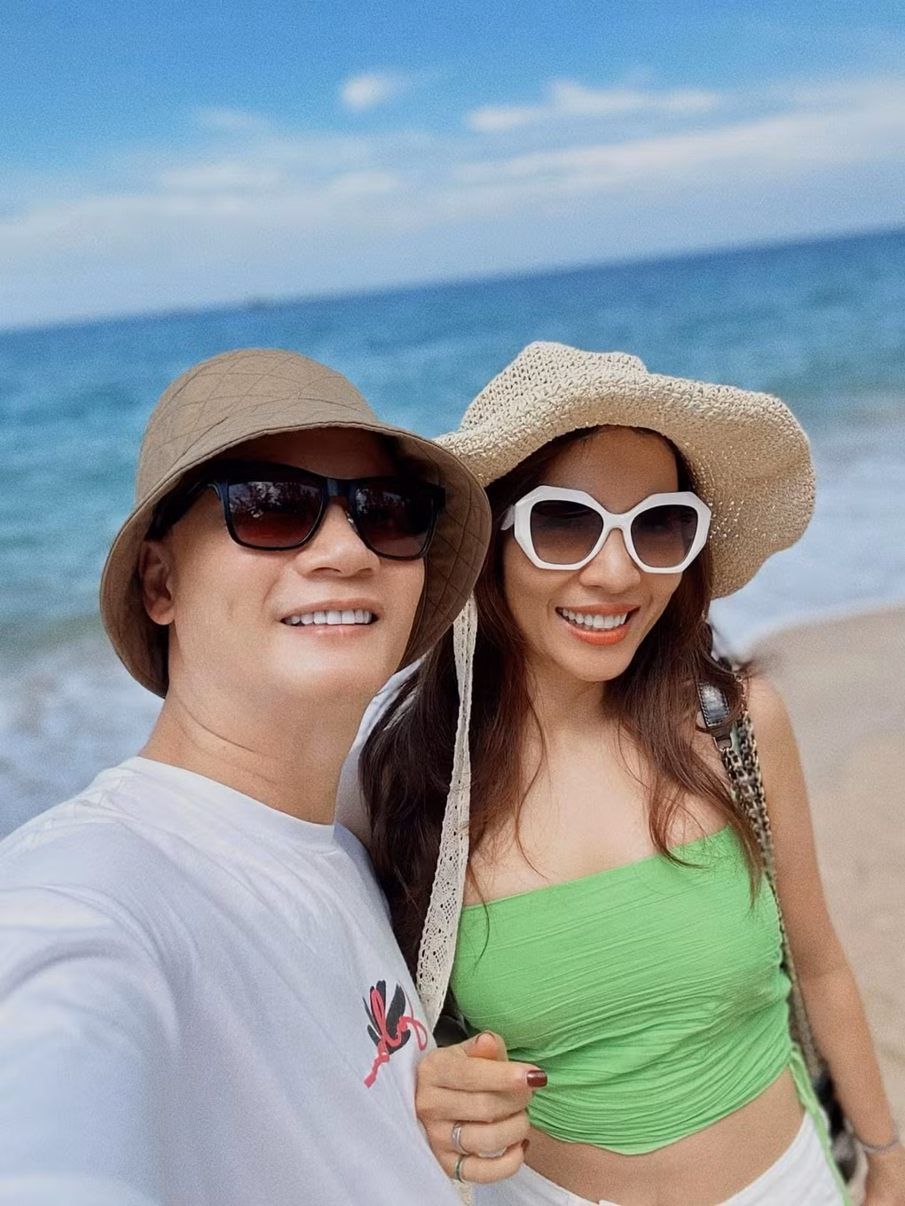 Tính đến nay, Hoàng Bách và vợ đã có 20 năm yêu nhau, trong đó có 17 năm làm vợ chồng. Trên mạng xã hội cũng như ngoài đời, khi nhắc đến nhau, vợ chồng Hoàng Bách đều không ngại thể hiện sự trân trọng, yêu thương.