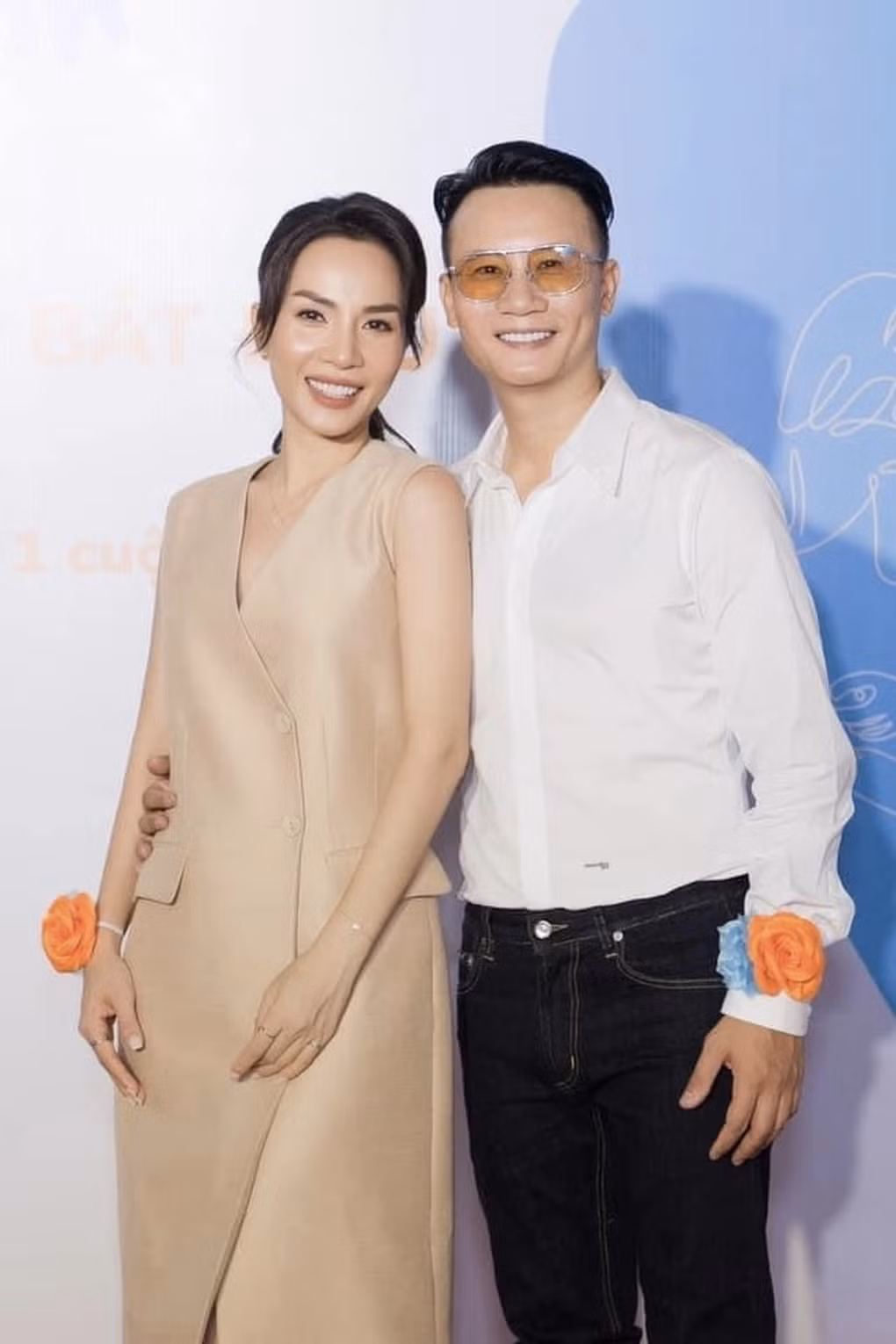 Đặc biệt, sau khi có với bà xã 3 con (2 trai, 1 gái), Hoàng Bách đã thực hiện thắt ống dẫn tinh để triệt sản, như một cách san sẻ gánh nặng với vợ.