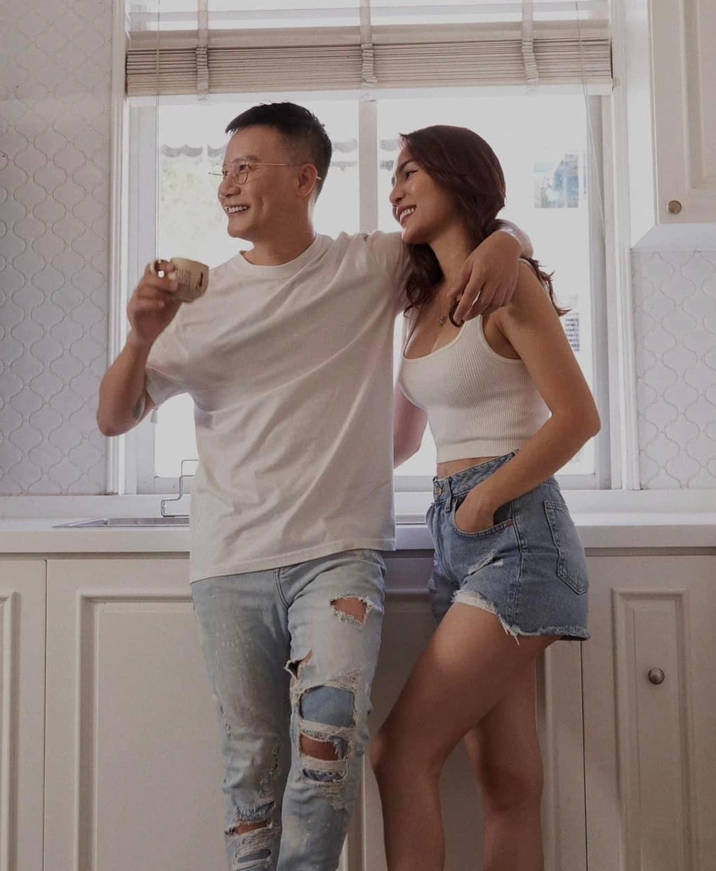 Gần đây, ca sĩ Hoàng Bách gây chú ý khi có bài viết kỷ niệm 17 năm kết hôn cùng cựu người mẫu Thanh Thảo. Anh viết: "Cảm ơn em đã dành cho anh trọn vẹn những năm tháng đẹp nhất cuộc đời… Yêu em nhiều hơn mỗi ngày".