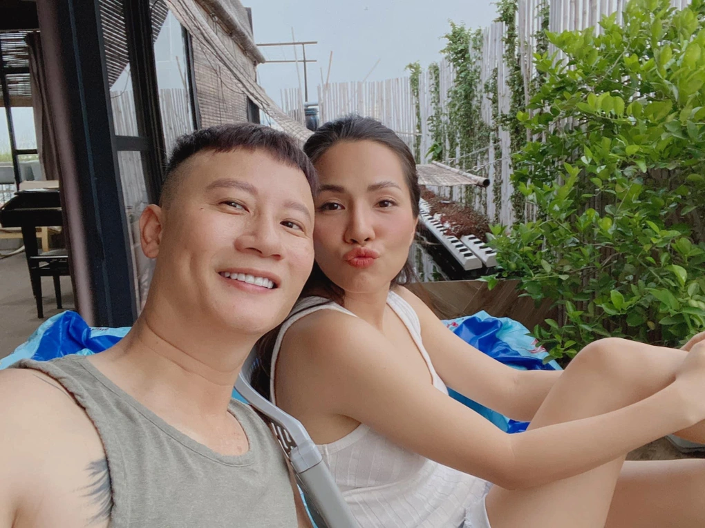 "Tôi và vợ duy trì những thói quen đơn giản nhưng ý nghĩa. Mỗi sáng, chúng tôi cùng nhau nhâm nhi cà phê trước khi bắt đầu một ngày làm việc. Có những đêm, tôi đèo vợ chạy dọc các con phố, hít thở không khí về đêm", nam ca sĩ kể.