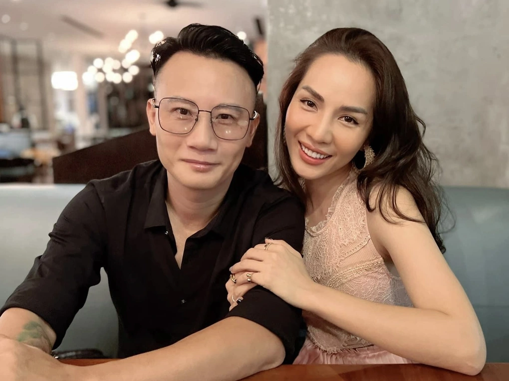 Nhiều người đánh giá vợ chồng Hoàng Bách lúc nào cũng như thuở mới yêu, không thiếu sự ngọt ngào, lãng mạn. Ca sĩ 8X cũng tiết lộ, anh và vợ thường xuyên dành thời gian riêng cho nhau để "hâm nóng" tình cảm.