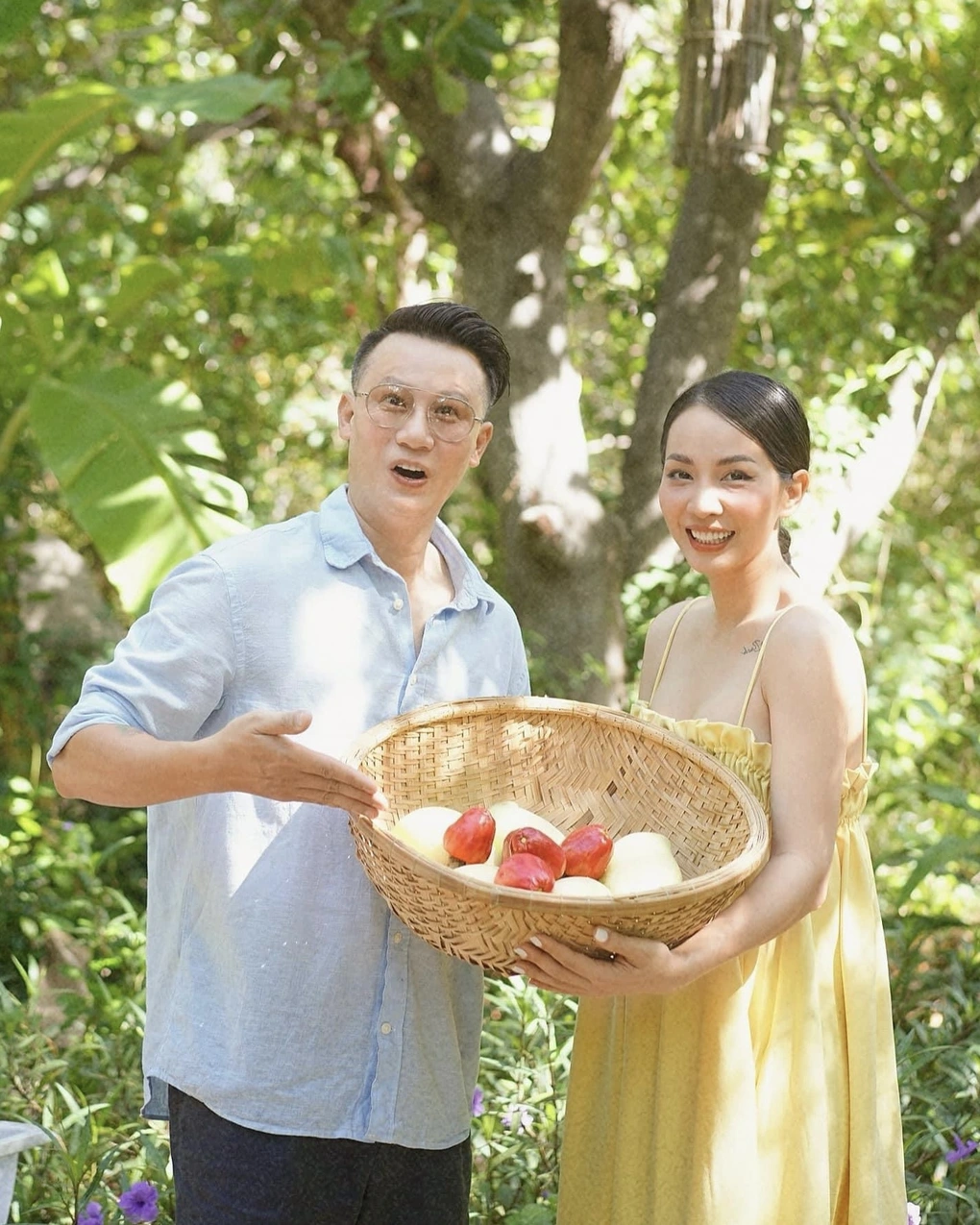 Giọng ca "Vượt biển" cũng chia sẻ, anh biết phụ nữ rất thích những lời ngọt ngào, thích được chiều chuộng nên thường xuyên dành lời yêu thương cho vợ. Với anh, được cảm ơn bà xã, nhìn thấy bà xã cười mỗi ngày chính là niềm hạnh phúc.