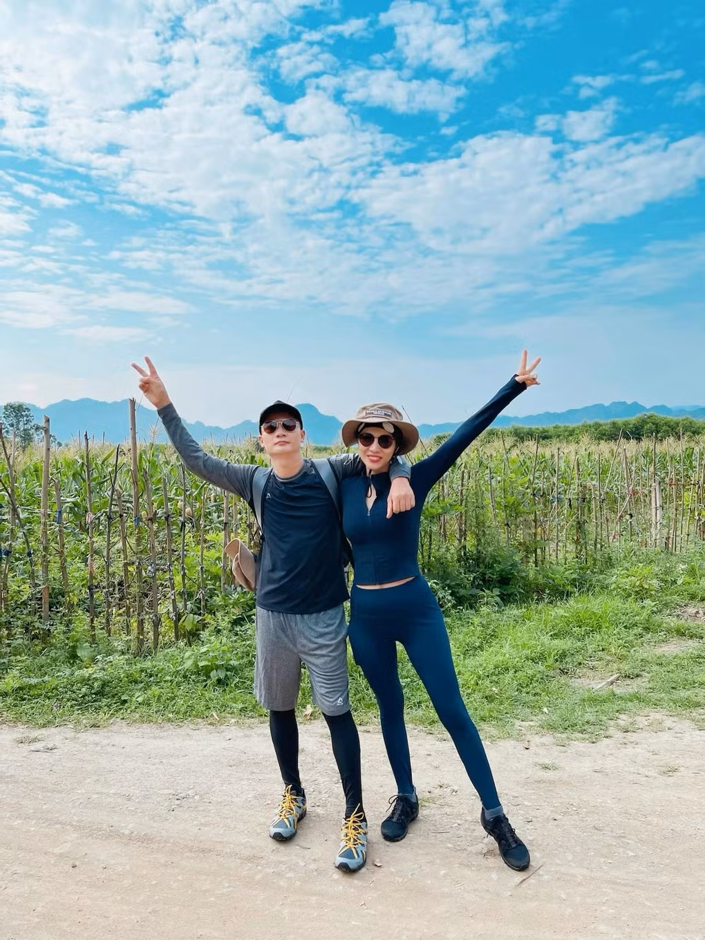 Hoàng Bách và cựu người mẫu Thanh Thảo cũng thường đi du lịch, tận hưởng cảm giác bình yên, hạnh phúc bên nhau.