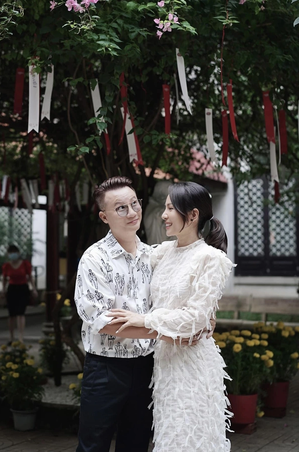 Ca sĩ Hoàng Bách thừa nhận, có nhiều người nhìn anh và tiếc nuối, cho rằng nếu anh không lập gia đình sớm sẽ thăng hoa hơn trong sự nghiệp. Song, anh khẳng định với một người hướng về gia đình nhiều như anh thì việc lập gia đình hoàn toàn là điều đúng đắn.