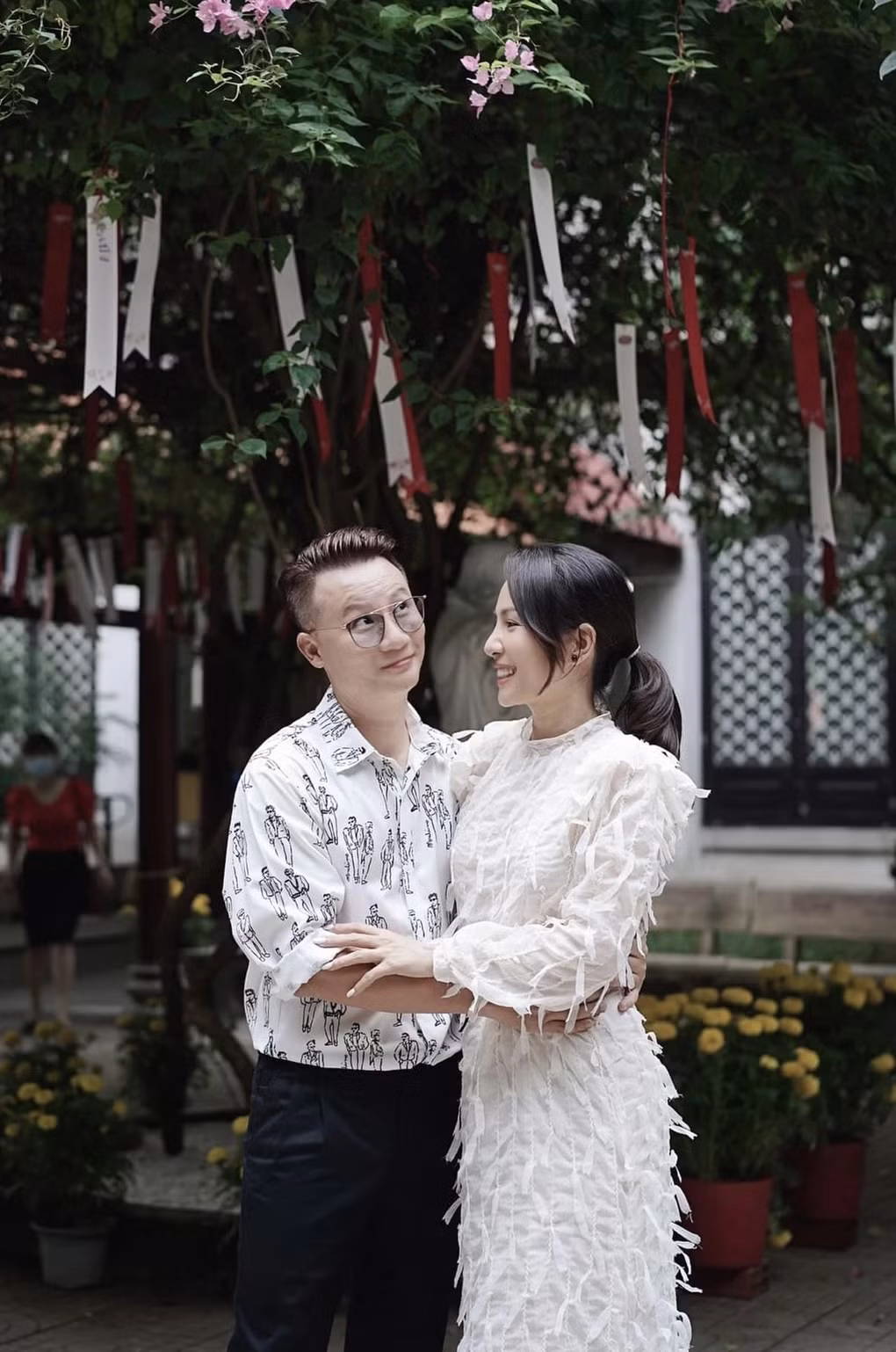 Ca sĩ Hoàng Bách thừa nhận, có nhiều người nhìn anh và tiếc nuối, cho rằng nếu anh không lập gia đình sớm sẽ thăng hoa hơn trong sự nghiệp. Song, anh khẳng định với một người hướng về gia đình nhiều như anh thì việc lập gia đình hoàn toàn là điều đúng đắn.