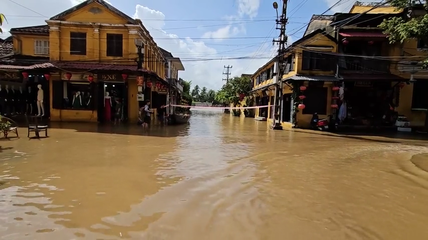 Nuoc lu rut dan, dan Hoi An lai cap tap don bun non