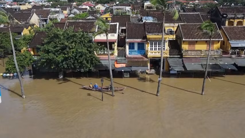 Nước lũ dâng cao khiến nhiều tuyến phố ven sông và hàng trăm nhà cổ ở Hội An ngập nửa mét, mức ngập lớn nhất từ đầu năm.