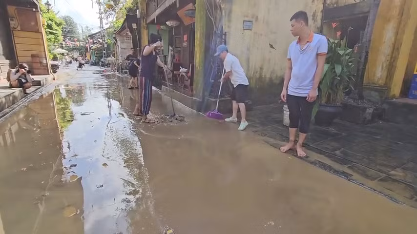 Hội An nằm sát sông, ở hạ nguồn sông Thu Bồn nên người dân ở đây từ lâu đã quen với cảnh ngập lụt.