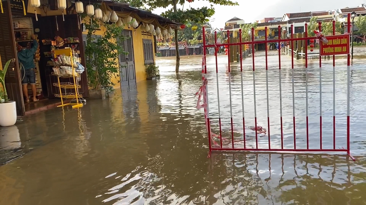 Đầu cầu An Hội bắc qua sông Hoài, chính quyền phường Minh An đã dựng rào chắn, giăng dây ngăn các phương tiện qua lại để đảm bảo an toàn.