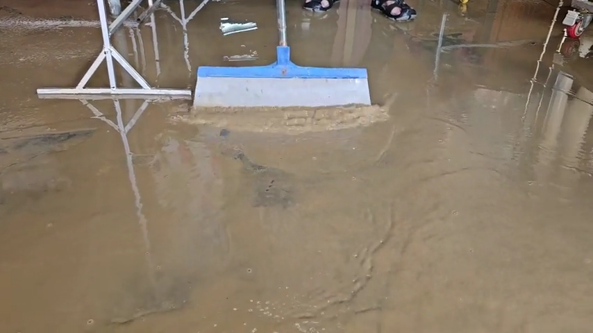 Dự kiến tối nay, nước lũ trên các tuyến đường ven sông Hoài sẽ rút hết.