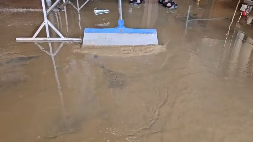 Dự kiến tối nay, nước lũ trên các tuyến đường ven sông Hoài sẽ rút hết.