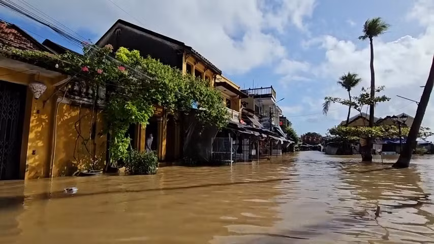 Trước đó, mưa lớn trong 2 ngày 13 và 14/11 khiến nước sông Hoài dâng cao.