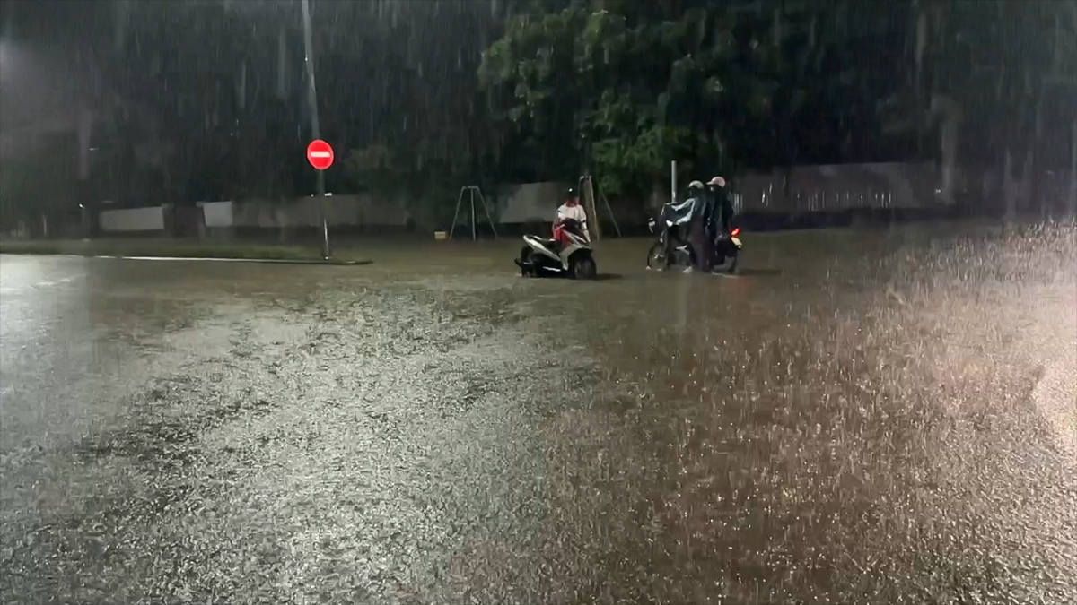 Việc lưu thông trên các tuyến đường gặp nhiều khó khăn, nhiều người phải thuê phòng ở lại qua đêm vì đường về nhà ngập sâu.