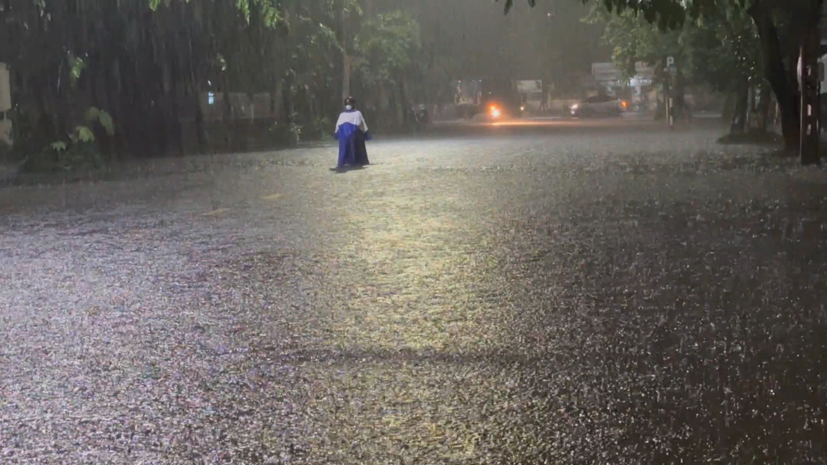 Nước lên nhanh khiến nhiều người dân ở khu vực trũng thấp khẩn trương dọn dẹp đồ đạc, chạy lũ xuyên đêm.