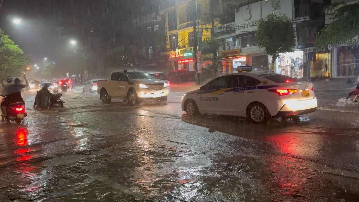 Nước lên rất nhanh khiến nhiều người dân phải đưa phương tiện di chuyển đến nơi cao ráo trong đêm.