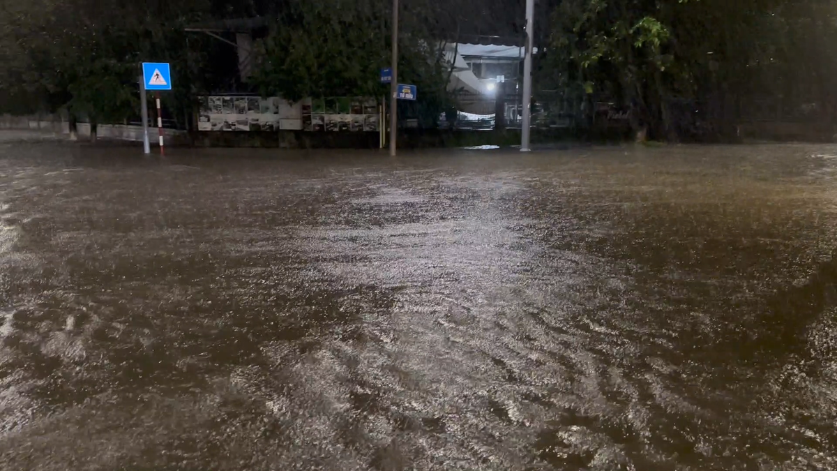 Nhiều tuyến đường nội thị biến thành sông.