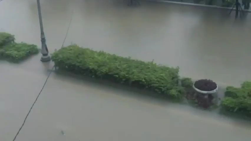 Đường Lê Quý Đôn đầu giờ sáng 15/11 vẫn mênh mông nước.