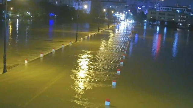 Nước lũ trên sông Hương tràn qua khu vực Đập Đá, thành phố Huế tối 14/11.