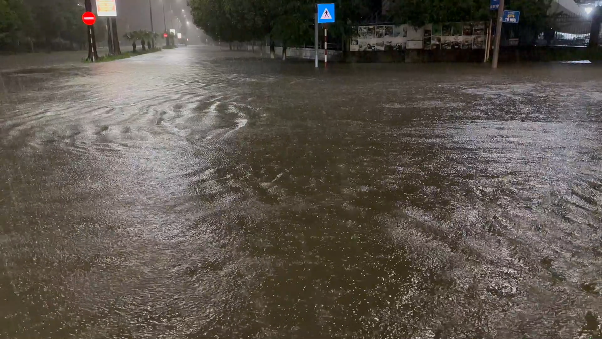 Tối 14/11, Sở GD&amp;ĐT Thừa Thiên Huế cũng phát đi thông báo khẩn về việc cho học sinh nghỉ học vào ngày 15/11 để tránh lũ.