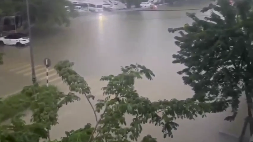 Sáng 15/11, nước sông Hương tại Kim Long đã “cán mốc” +4,2 m, cao hơn mức báo động 3 là 0,7 m. Tình hình mưa lũ còn diễn biến phức tạp khi dự báo nước sông Hương sẽ lên +4,5m, vượt đỉnh lũ năm 2022.