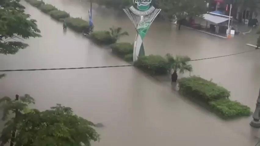 Đến sáng 15/11, nhiều khu vực ở trung tâm TP Huế vẫn ngập sâu.