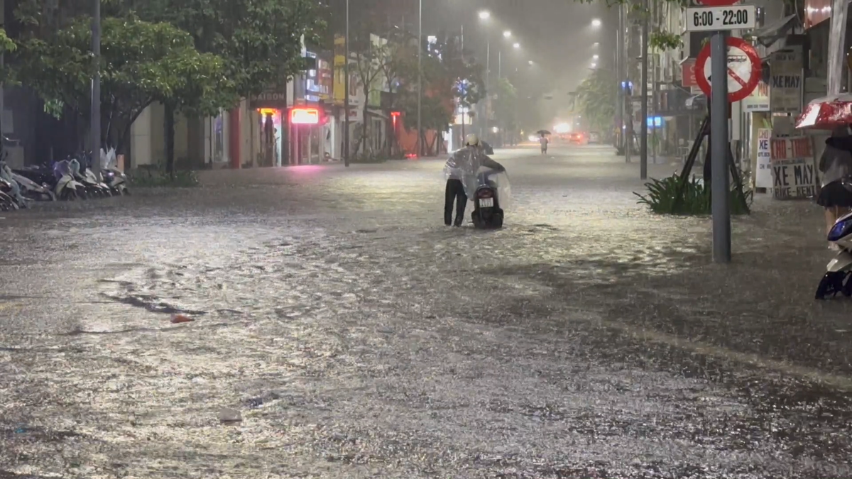 Nhiều xe máy phải dắt bộ giữa "biển nước".