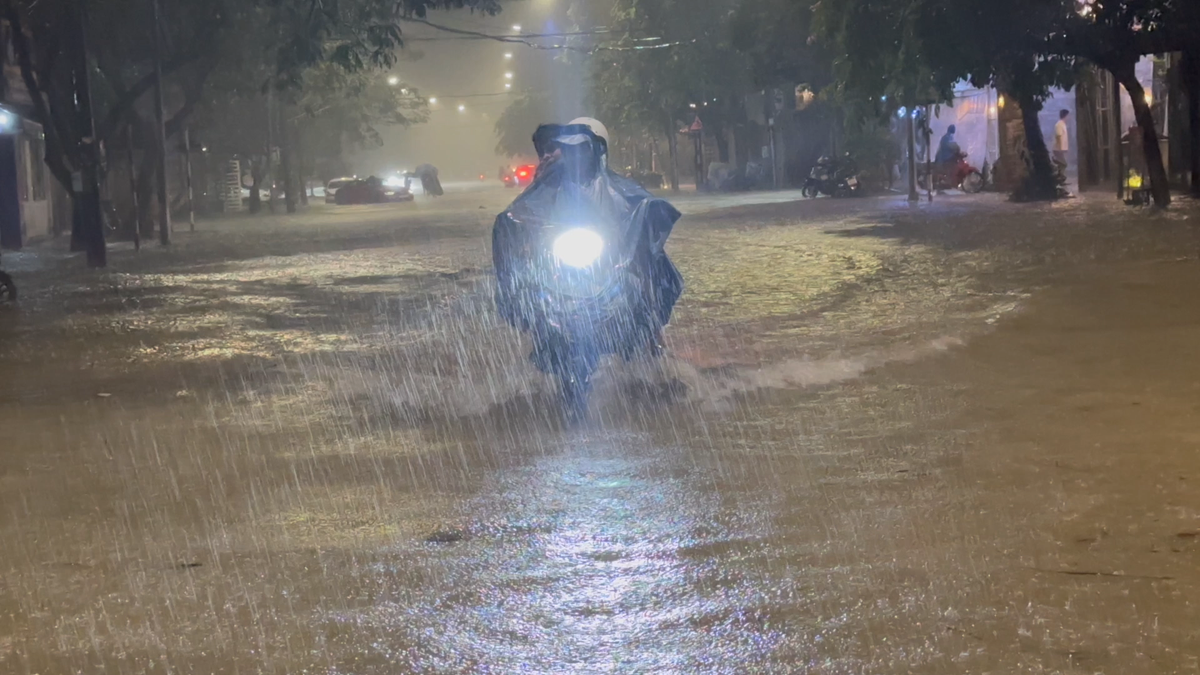 Từ chiều 14/11 do ảnh hưởng của những đợt mưa lớn, nhiều khu vực trên địa bàn tỉnh Thừa Thiên Huế bị ngập sâu.