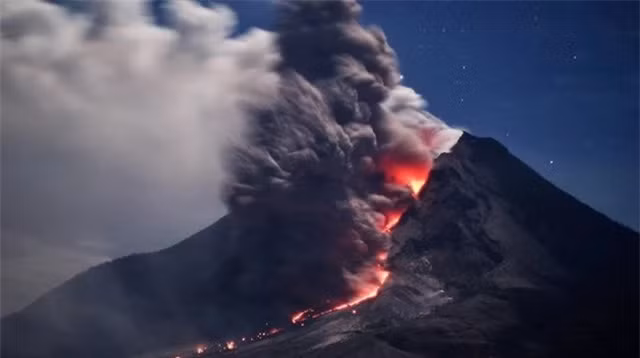 Bất chấp điều đó, rất nhiều người chọn đến núi Sinabung để thám hiểm, chứng kiến những cảnh tượng rùng rợn của mẹ thiên nhiên. Điều đó khiến họ có thể bỏ mạng bất cứ lúc nào.
