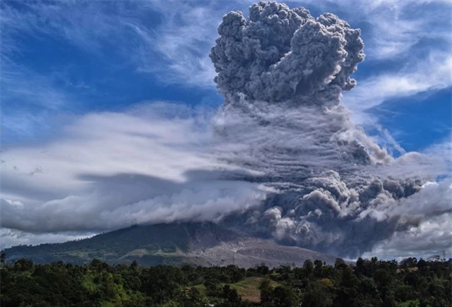 2. Núi Sinabung ở Indonesia Núi Sinabung là một trong những ngọn núi lửa mạnh nhất trên thế giới còn hoạt động. Nó thuộc loại núi lửa dạng tầng phun trào không thường xuyên từ năm 2010 và thường xuyên từ năm 2013. Khu vực xung quanh Sinabung thường xảy ra động đất, mây tro, nổ khí nóng. Thế nên người dân, du khách được khuyến cáo không nên đến gần ngọn núi lửa này.