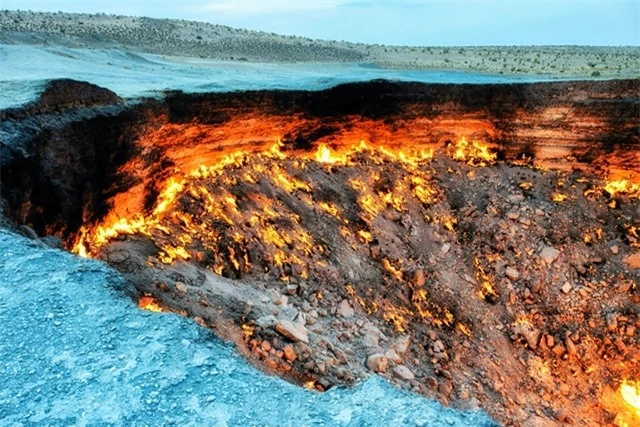 5. Miệng núi lửa Darvaza ở Turkmenistan Có một nơi trên thế giới được mệnh danh là “Cổng địa ngục”. Nó là miệng núi lửa Darvaza, nằm ở trung tâm sa mạc Karakum tại Turkmenistan. Sau vụ sập giàn khoan khí đốt tự nhiên năm 1971, một đám cháy âm ỉ vẫn liên tục đỏ lửa đến tận ngày nay và Darvaza là hậu quả của nó.