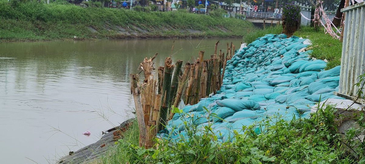 Người dân thường câu cá tại đây cho biết, tình trạng sụt lún, sạt lở bờ kênh Phú Lộc đã diễn ra từ lâu và ngày càng nghiêm trọng.
