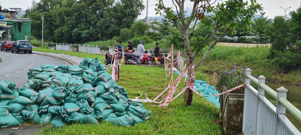 Sạt lở đe dọa con đường Yên Khê 2.