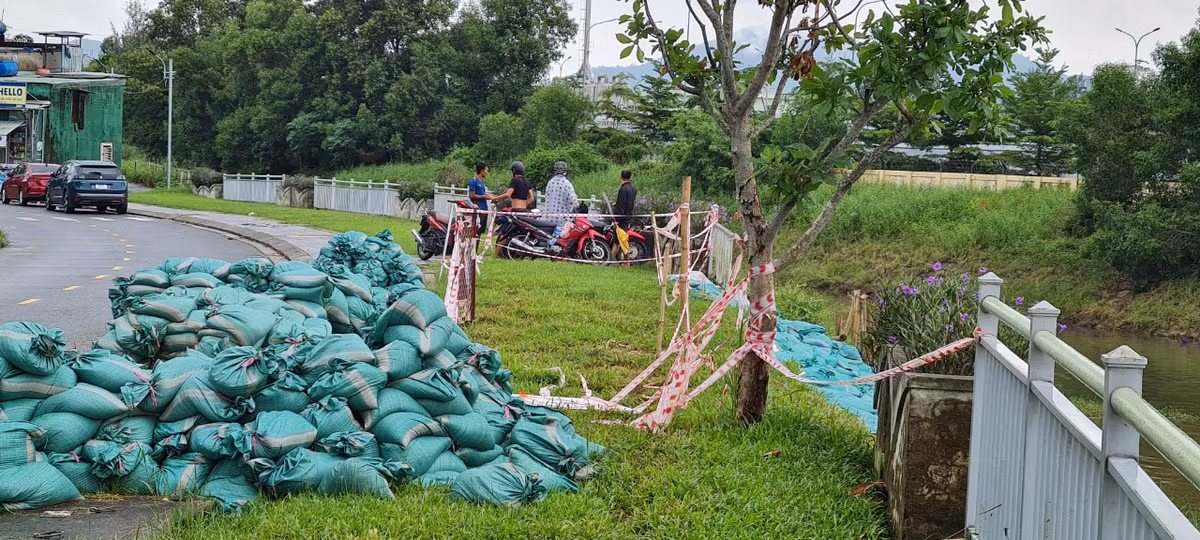 Sạt lở đe dọa con đường Yên Khê 2.