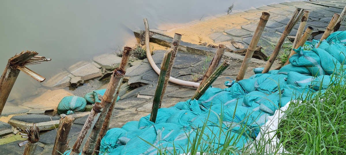 Không chỉ sụt lún ở chân bờ kè, sạt lở còn lan đến nhiều vị trí nằm ở trên cao, sát vỉa hè đường Yên Khê 2, cách tường rào trường TH Lê Văn Tám chỉ vài bước chân.