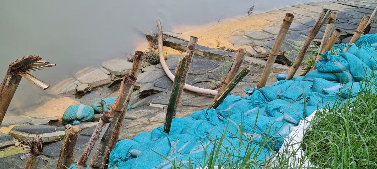 Không chỉ sụt lún ở chân bờ kè, sạt lở còn lan đến nhiều vị trí nằm ở trên cao, sát vỉa hè đường Yên Khê 2, cách tường rào trường TH Lê Văn Tám chỉ vài bước chân.