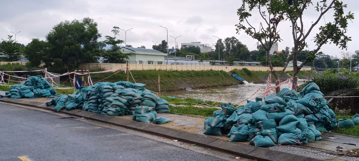 La liệt bao cát được chuẩn bị sẵn trên vỉa hè.