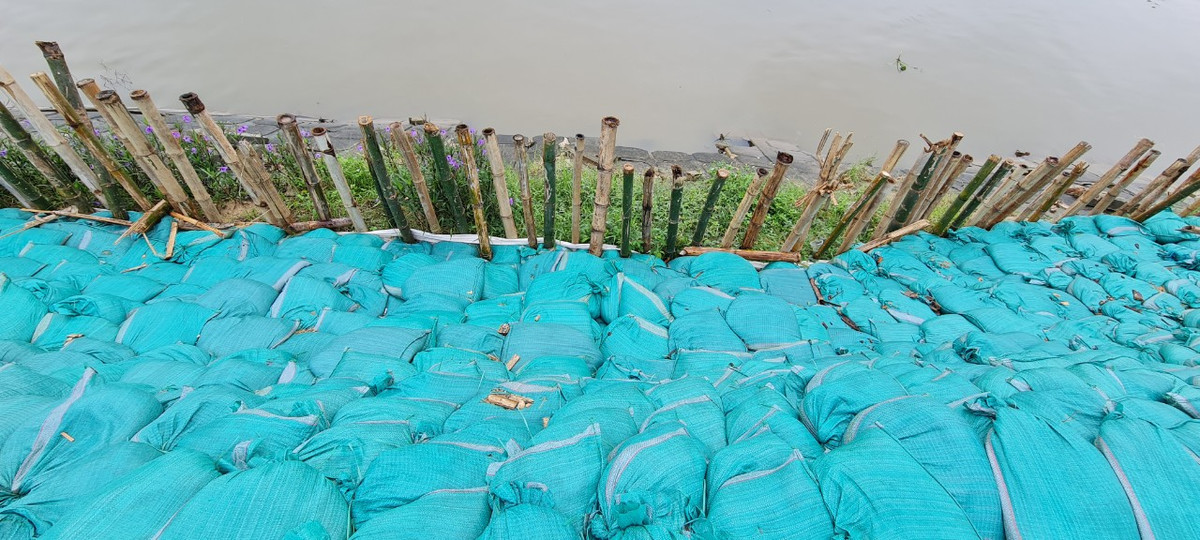 Lực lượng chức năng đã dùng cọc tre và bao cát để gia cố tạm thời các vị trí sụt lún.