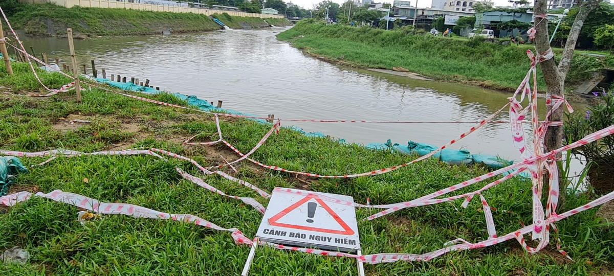Nhiều vị trí sạt lở có dấu hiệu lan rộng buộc cơ quan chức năng phải đặt biển cảnh báo nguy hiểm.