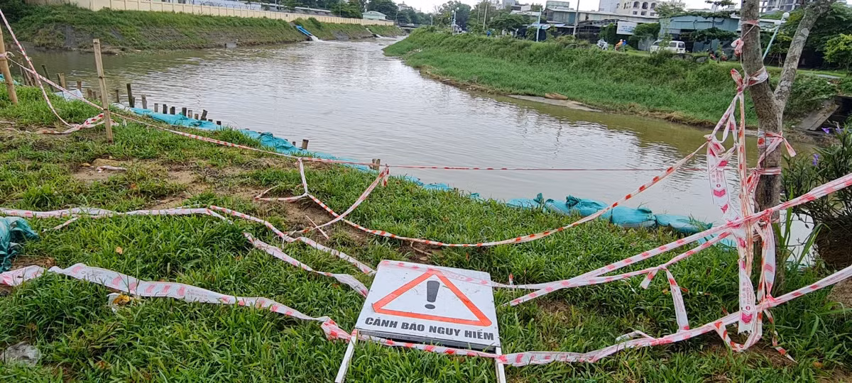 Nhiều vị trí sạt lở có dấu hiệu lan rộng buộc cơ quan chức năng phải đặt biển cảnh báo nguy hiểm.