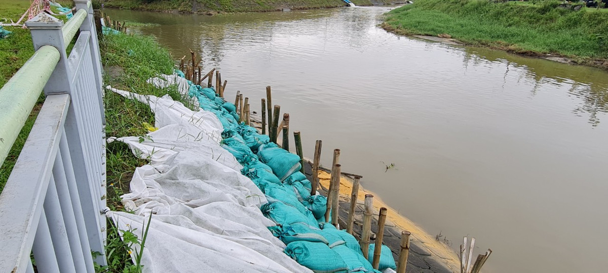 hu vực sạt lở nằm ngay ngã 3 kênh Khe Cạn và Phú Lộc, gần Trạm xử lý nước thải Phú Lộc.