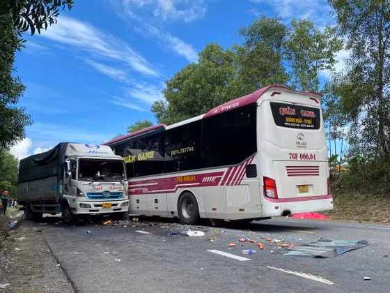 Xe khach 45 cho gay tai nan lien hoan tren duong tranh Nam Hai Van