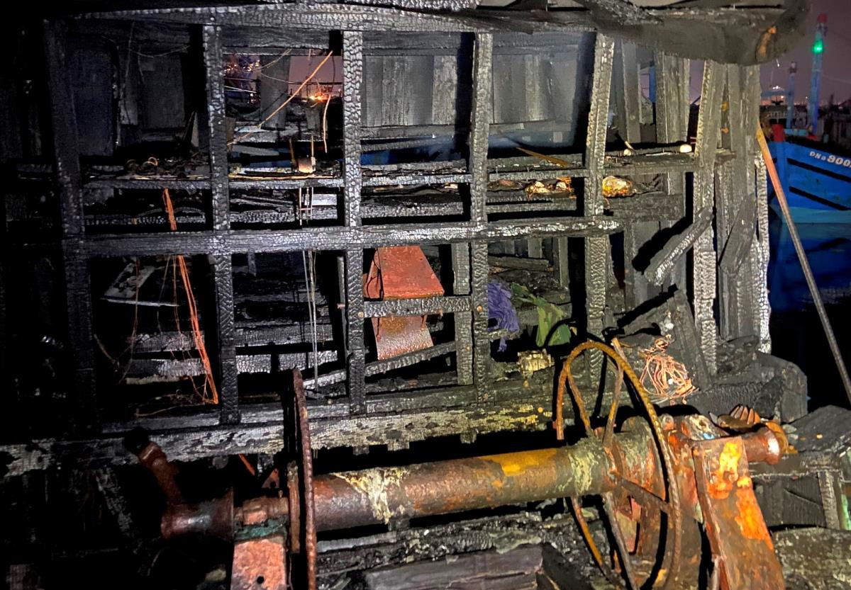 Đà Nẵng: Tàu cá đang neo đậu ở Âu thuyền Thọ Quang bị cháy trơ khung - Hình 2 Da Nang: Tau ca dang neo dau o Au thuyen Tho Quang bi chay tro khung-Hinh-2