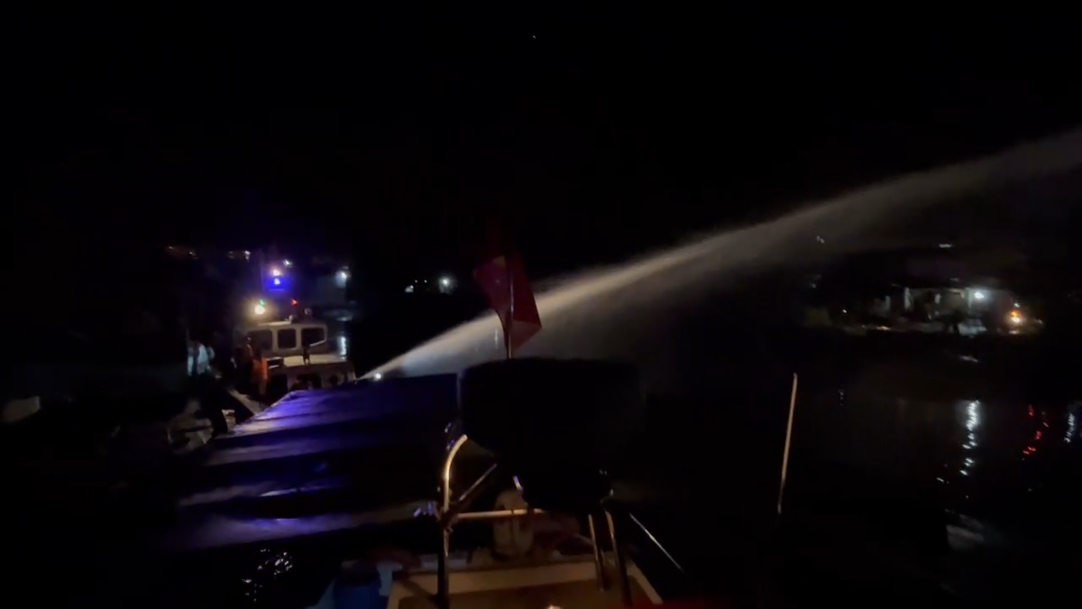 Đà Nẵng: Tàu cá đang neo đậu ở Âu thuyền Thọ Quang bị cháy trơ khung Da Nang: Tau ca dang neo dau o Au thuyen Tho Quang bi chay tro khung