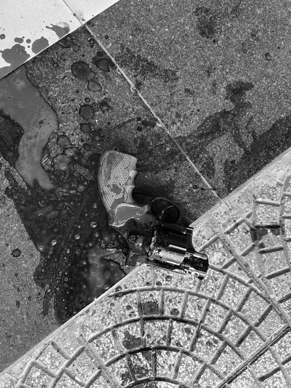 Theo một số nhân chứng tại hiện trường, cú va chạm khiến nhóm cướp ngã ra đường và nhanh chóng bị bảo vệ ngân hàng cùng người dân bắt giữ. Tuy nhiên, trong lúc giằng co, bảo vệ ngân hàng bị các đối tượng đâm vào phần lưng trọng thương và đã không qua khỏi sau đó. Lãnh đạo Đội Cảnh sát Hình sự Công an quận Ngũ Hành Sơn cho biết, đã bắt giữ được các đối tượng thực hiện vụ cướp. Vụ việc đang được tiếp tục làm rõ.