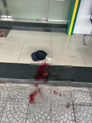 Thông tin ban đầu, khoảng 14h ngày 22/11, hai thanh niên (chưa rõ lai lịch) đến chi nhánh ngân hàng nói trên.