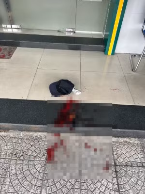 Thông tin ban đầu, khoảng 14h ngày 22/11, hai thanh niên (chưa rõ lai lịch) đến chi nhánh ngân hàng nói trên.